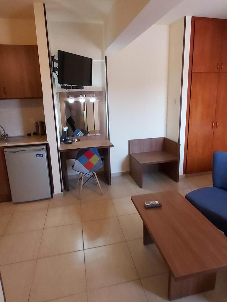 Lakis Court 4
