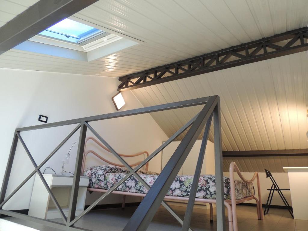 Cette chambre comprend un lit et une lucarne. dans l'établissement Appartamenti Villaggio Internazionale, à Albenga
