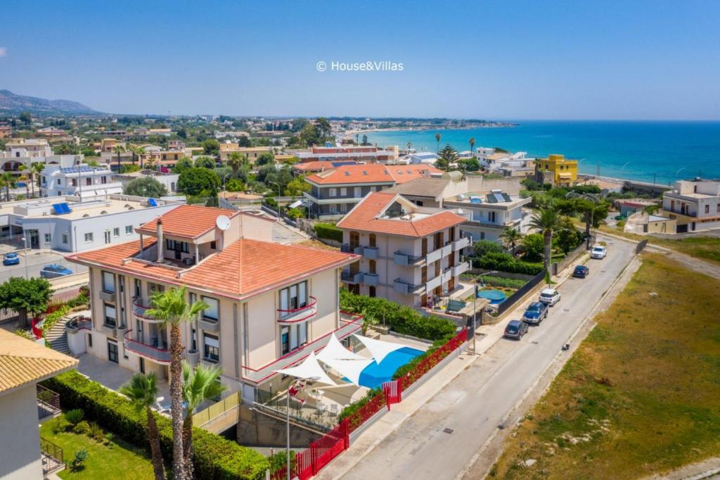 - une vue aérienne sur une ville avec des maisons et l'océan dans l'établissement House&Villas - Eden Charming House, à Avola