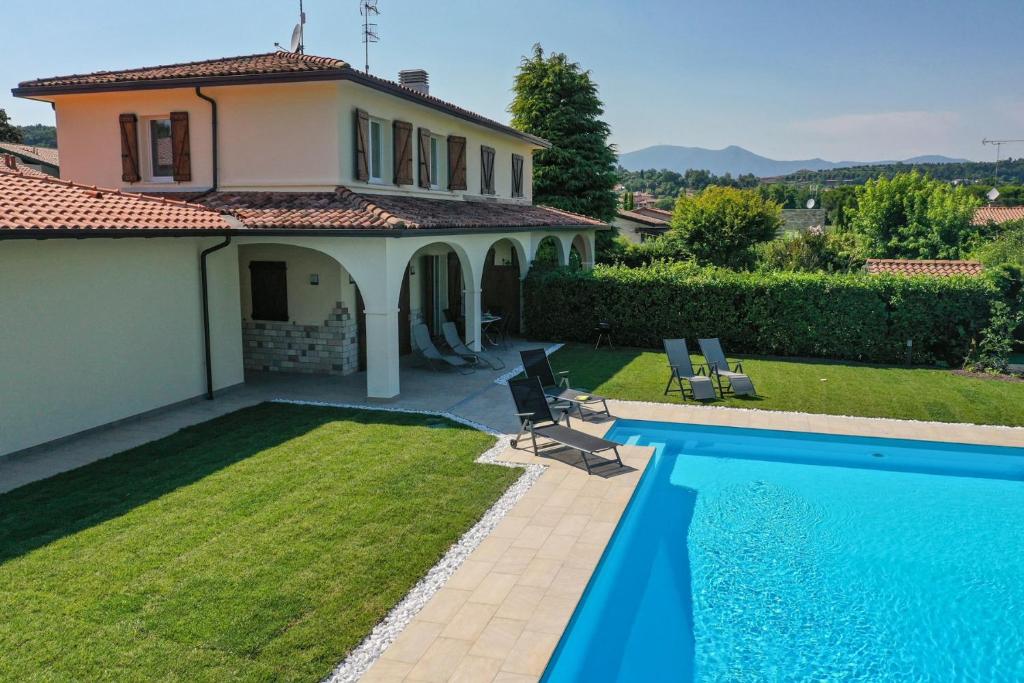 une villa avec piscine et une maison dans l'établissement Villa Sole, à Manerba del Garda