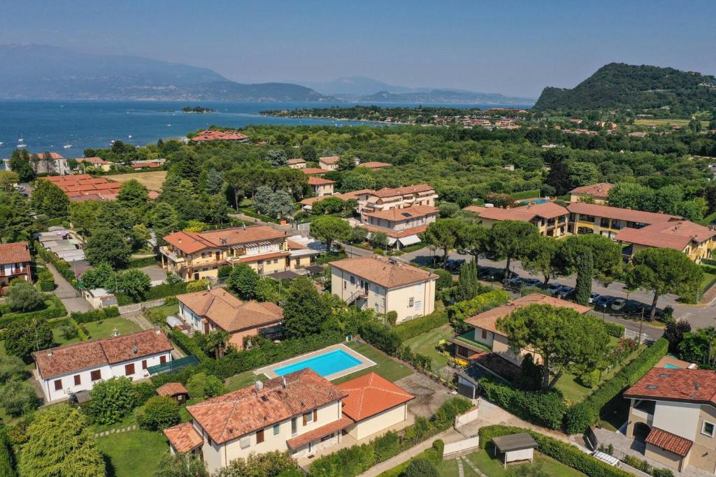 - une vue aérienne sur une villa avec un complexe dans l'établissement Villa Sole, à Manerba del Garda