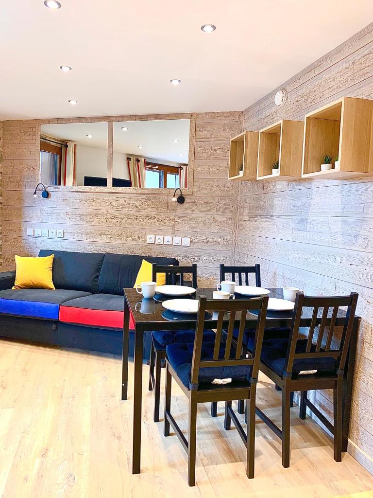 Photo de la galerie de l'établissement Appartement chaleureux au pied des pistes, 4 personnes, wifi, à Val Thorens