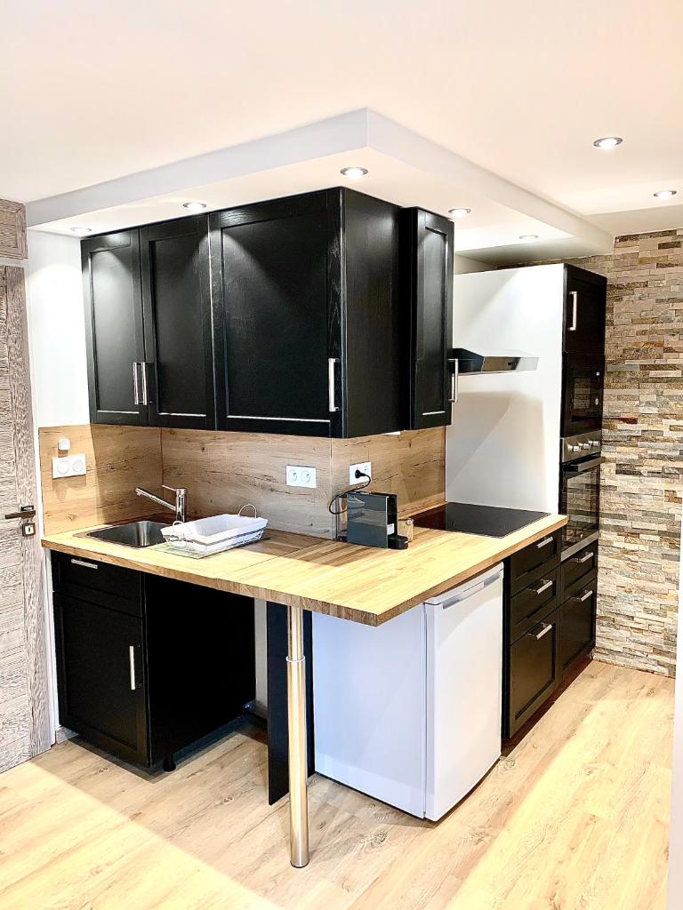 Photo de la galerie de l'établissement Appartement chaleureux au pied des pistes, 4 personnes, wifi, à Val Thorens