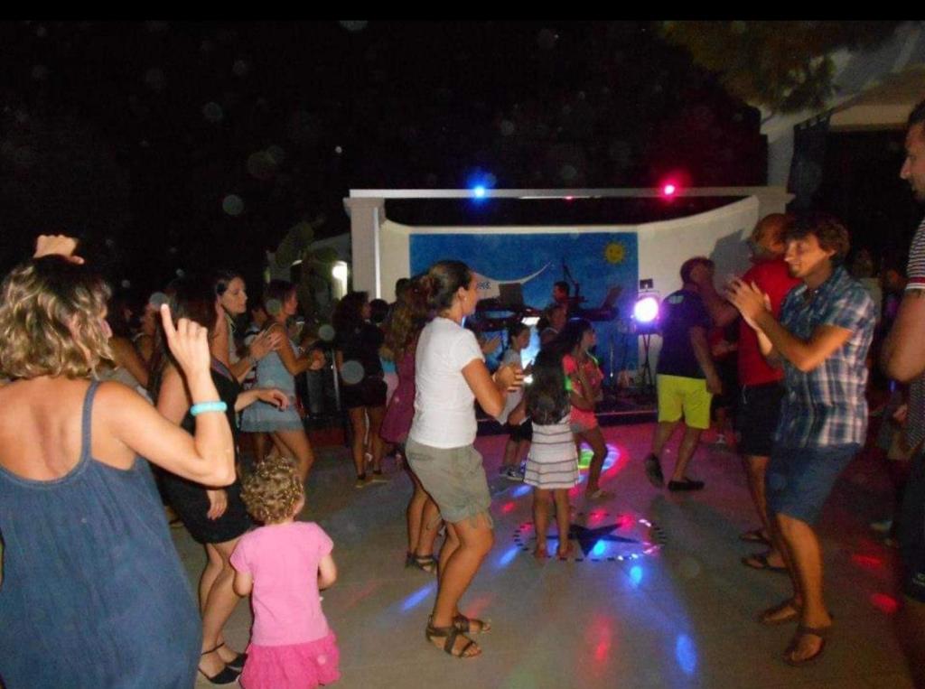 un groupe de personnes dansant sur la piste de danse lors d'une fête dans l'établissement RESIDENCE EMARINE con SERVIZIO SPIAGGIA INCLUSO, à Peschici 189 autres photos