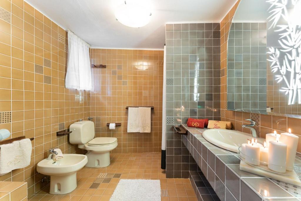 La salle de bains est pourvue de toilettes, d'un lavabo et de toilettes. dans l'établissement Villa Mario, piscina privata,aria cond,immersa nel verde,campagna Toscana, à Pistoia 36 autres photos