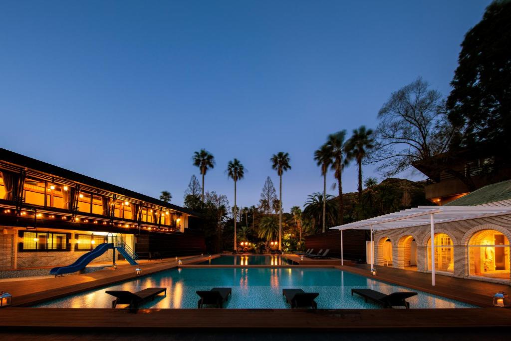 une piscine avec toboggan en face d'un bâtiment dans l'établissement Seiryu-so, à Shimoda 32 autres photos