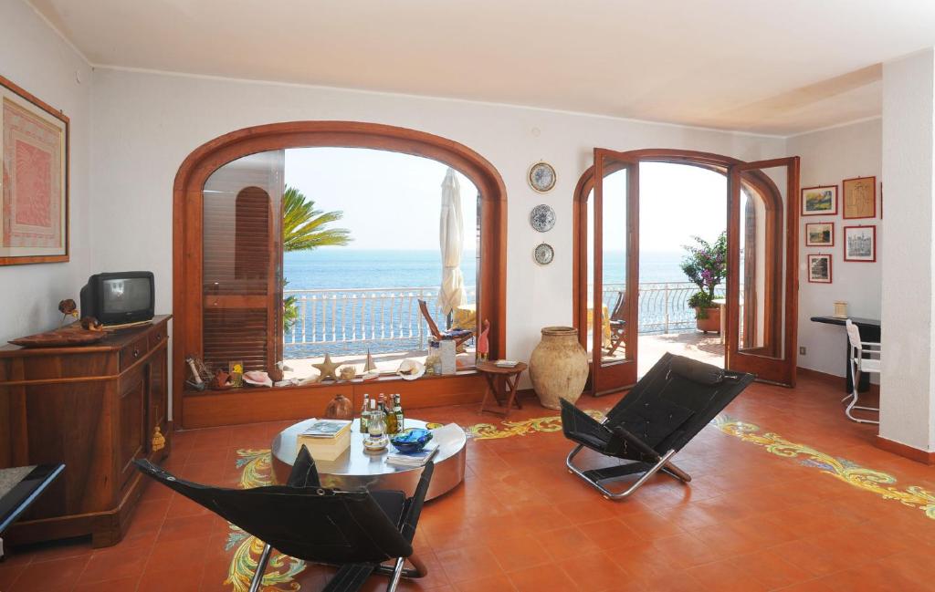 un salon avec vue sur l'océan dans l'établissement Villa Azzurra, à Conca dei Marini
