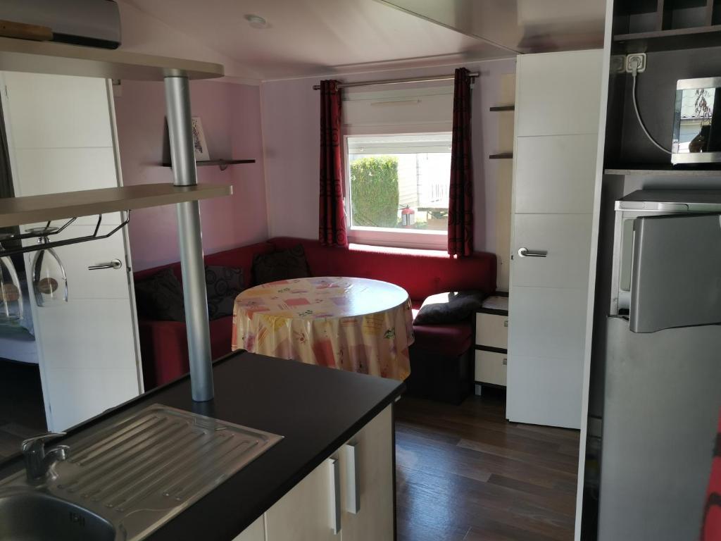 Cette caravane comprend une petite cuisine et un salon. dans l'établissement CAMPING LE GRAND VERNEY, à Novalaise