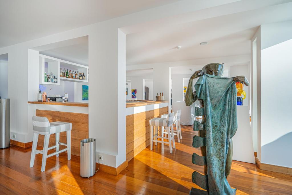 une statue d'une femme debout dans un salon dans l'établissement Casa Angelina, à Praiano