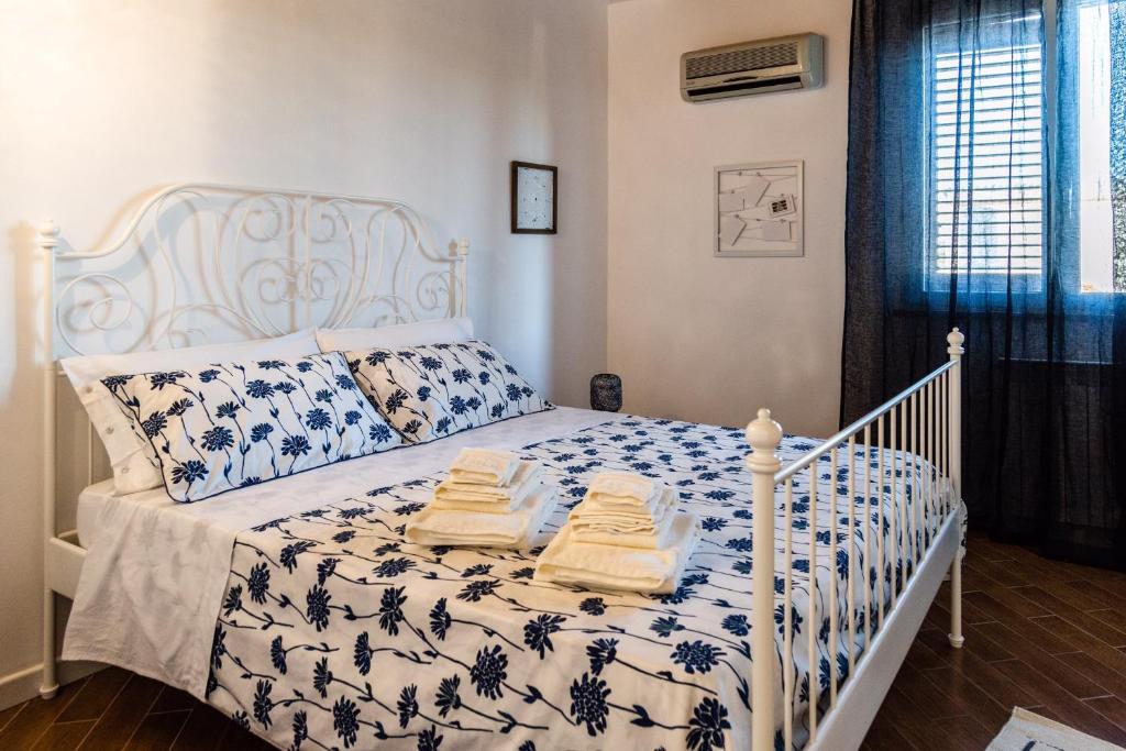 une chambre avec un lit blanc avec des serviettes dessus dans l'établissement Villa Bienvenue, à Carini