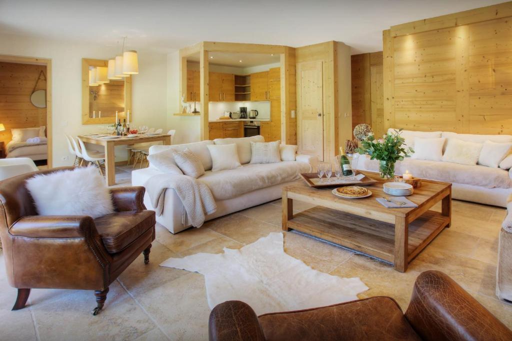 un salon avec des canapés et une table dans l'établissement Chalet Edenalpa - OVO Network, à La Clusaz