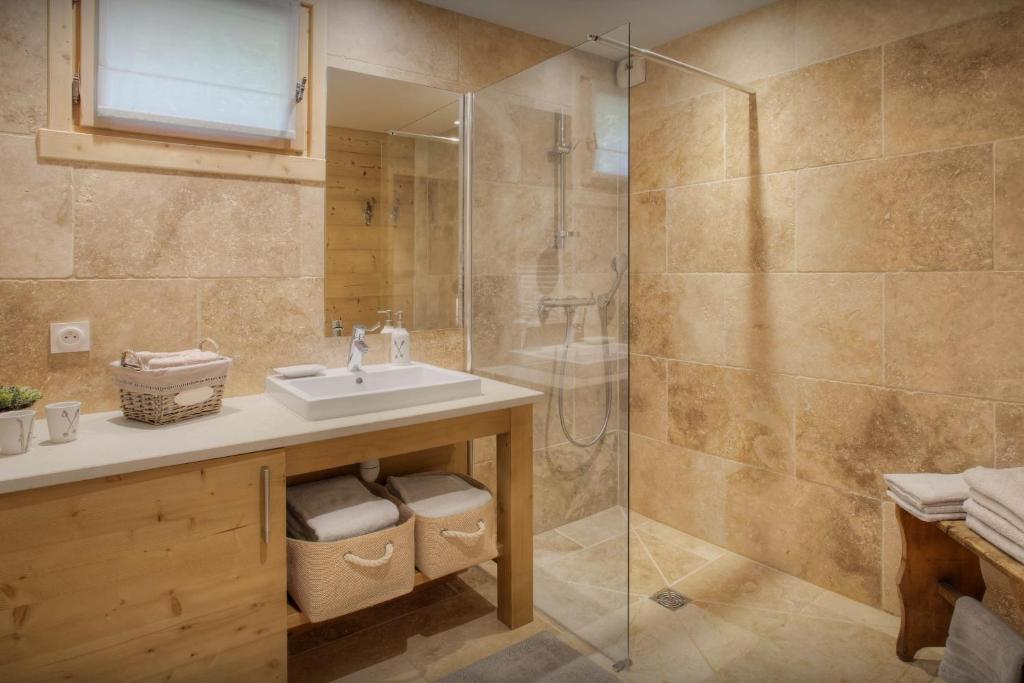 une salle de bain avec un lavabo et une douche dans l'établissement Chalet Edenalpa - OVO Network, à La Clusaz