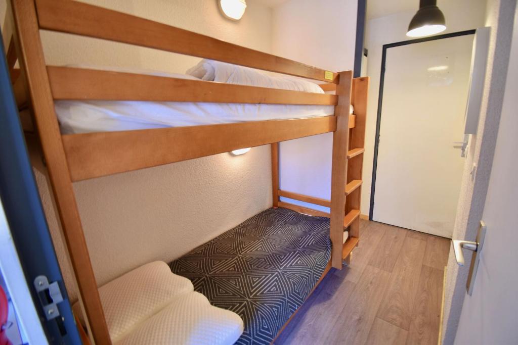 une petite pièce avec deux lits superposés dans l'établissement STUDIO CABINE COSY TRÈS CALME RÉSIDENCE ALPAGES 2 AU PIED DES PISTES, à Avoriaz