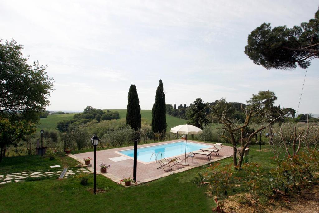 une image d'une piscine dans un jardin dans l'établissement Villa Farnetina, à Cortone 18 autres photos