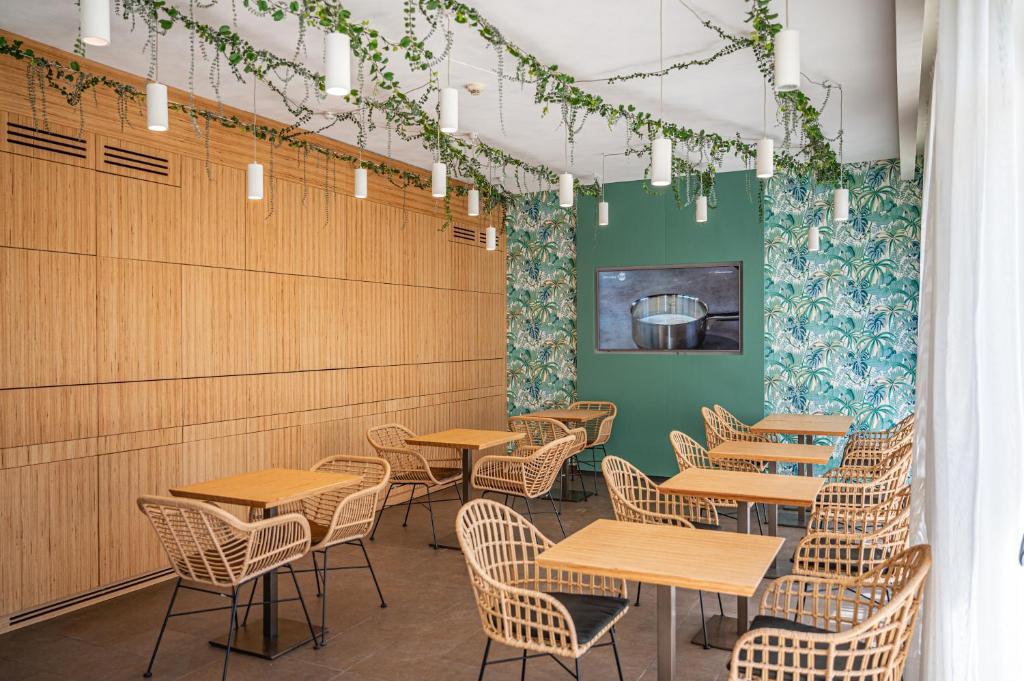 une rangée de tables et de chaises dans un restaurant dans l'établissement Il Piccolo Giardino GH ***Superior, à Taormine