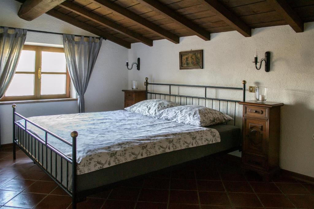 une chambre avec un lit et une fenêtre dans l'établissement MULINO VECCHIO, à Minucciano 45 autres photos