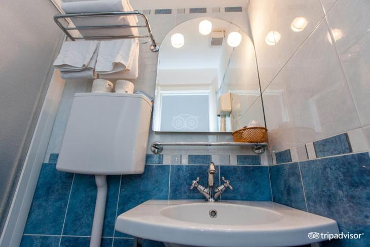 une salle de bain avec un lavabo et un miroir dans l'établissement Hotel Baia, à Monterosso al Mare 70 autres photos