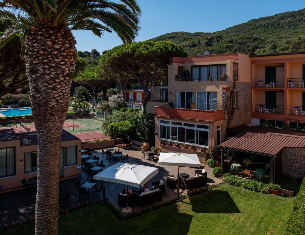 une vue aérienne sur un hôtel avec un palmier dans l'établissement Hotel Desiree, à Procchio