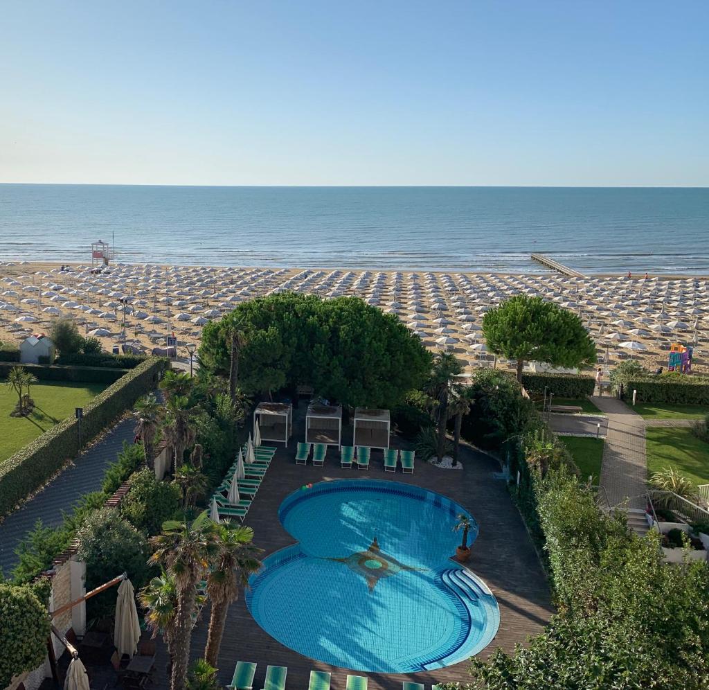une vue aérienne d'une piscine et de la plage dans l'établissement Park Hotel Cellini, à Lido di Jesolo