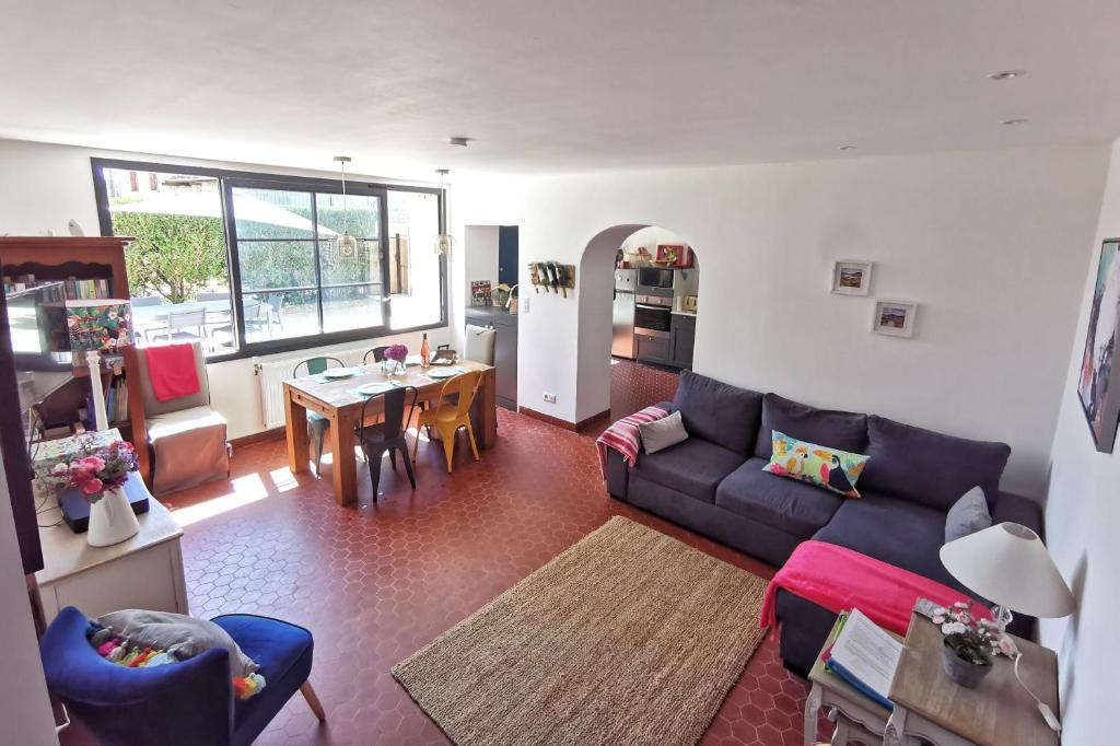 un salon avec un canapé et une table dans l'établissement Gite du Moulin Toucan, à Berneuil