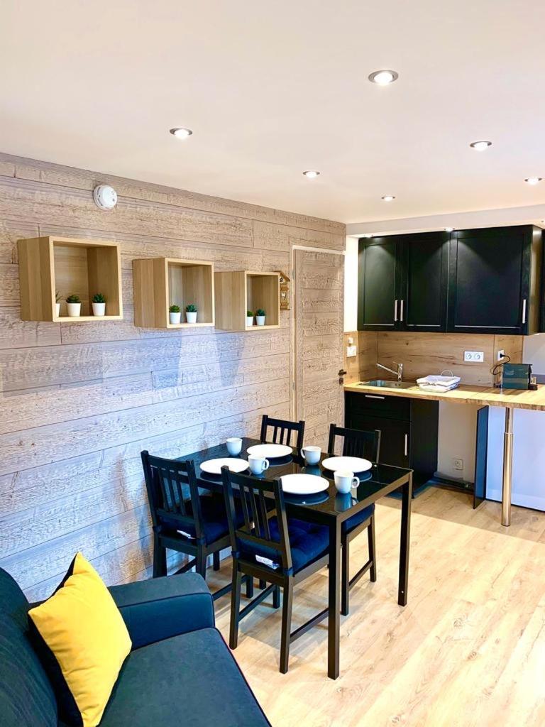 Photo de la galerie de l'établissement Appartement chaleureux au pied des pistes, 4 personnes, wifi, à Val Thorens