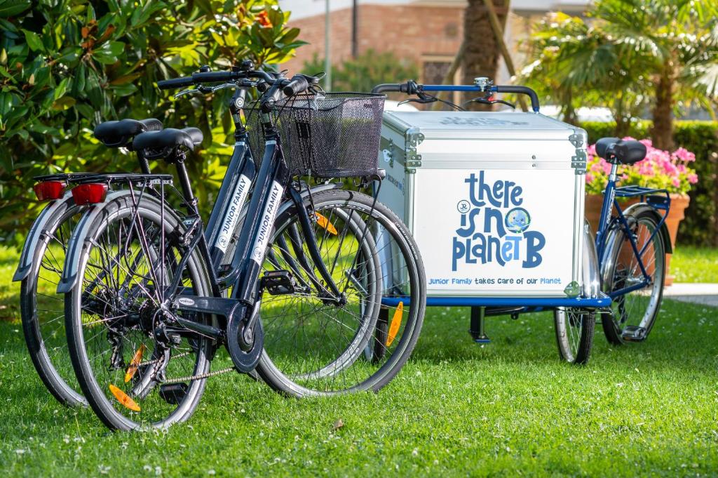 deux vélos garés dans l'herbe à côté d'un refroidisseur dans l'établissement Margherita Family Apartments, à Cavallino-Treporti