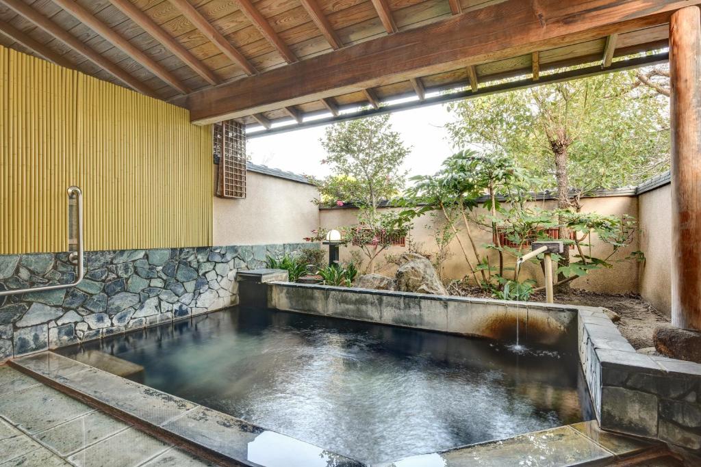 une piscine d'eau au milieu d'une maison dans l'établissement Rakusuien, à Kōfu