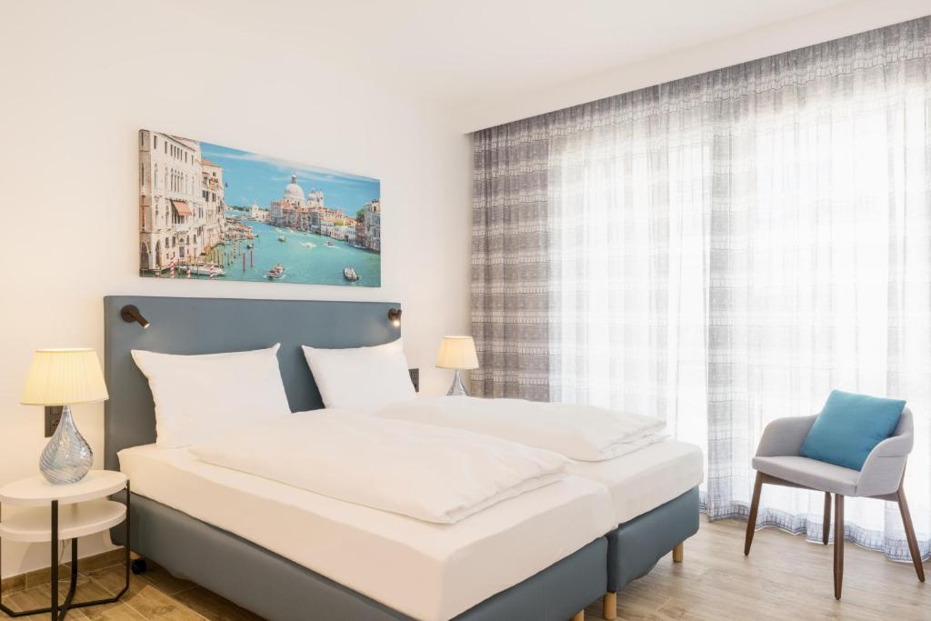 une chambre avec un grand lit et une fenêtre dans l'établissement Hapimag Apartments Cavallino, à Cavallino-Treporti 14 autres photos