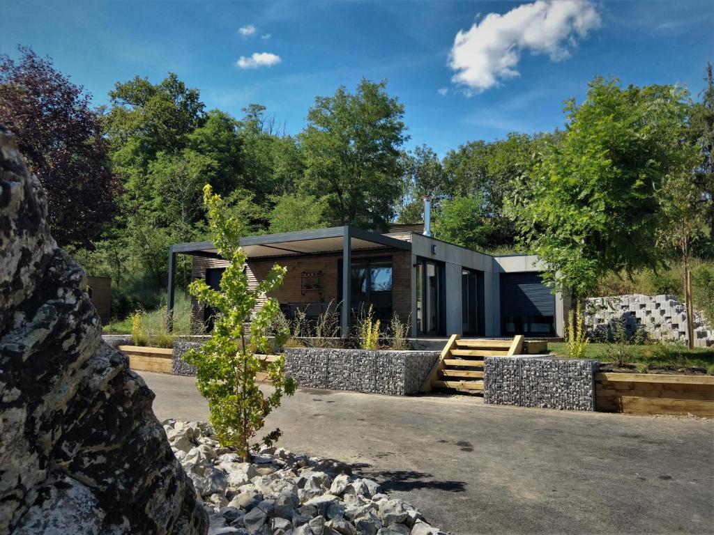 une maison dans les bois avec un arbre dans l'établissement Domaine Napoléon, à Gap