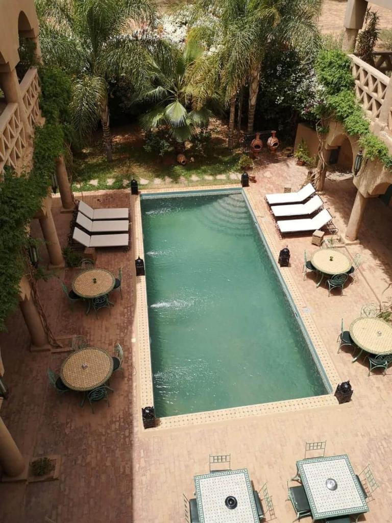- une vue sur la piscine dotée de tables et de chaises dans l'établissement Riad Ain Khadra, à Taroudant