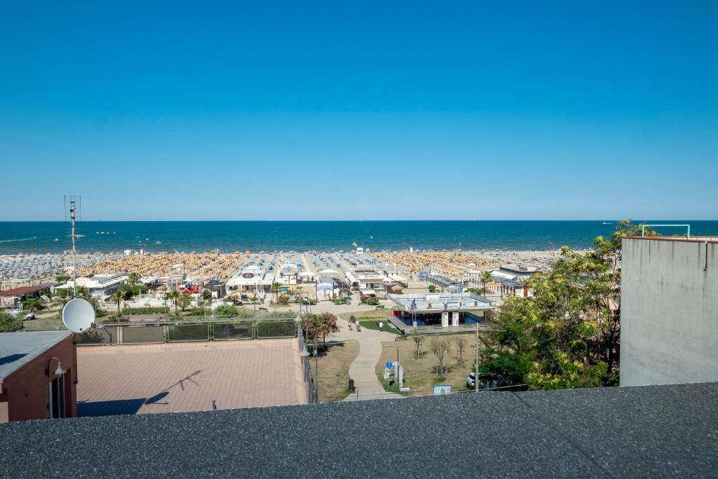 - une vue sur la plage depuis le toit d'un bâtiment dans l'établissement Hotel Lexington, à Rimini