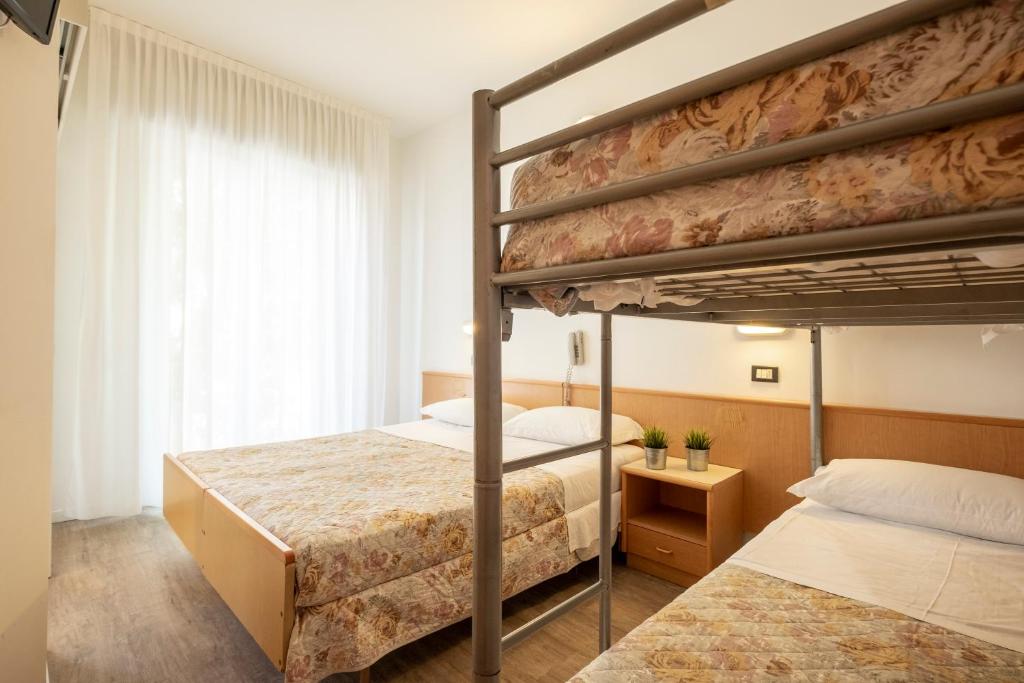 une chambre avec deux lits superposés et une fenêtre dans l'établissement Hotel Lexington, à Rimini 35 autres photos