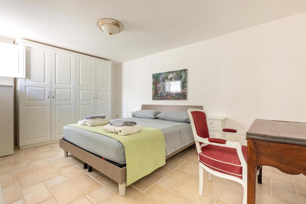 - une chambre avec un lit et un bureau dans l'établissement Villa Medici alla Macchia by BarbarHouse, à Oria 52 autres photos