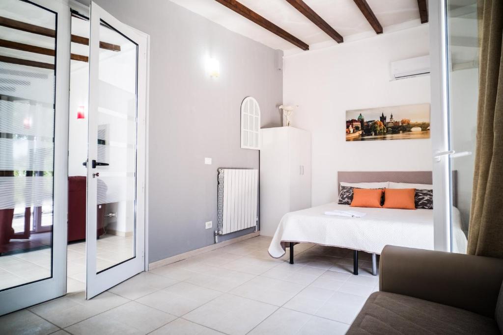 une chambre avec un lit avec des oreillers orange dans l'établissement VILLA FREEMAN, à Ostuni