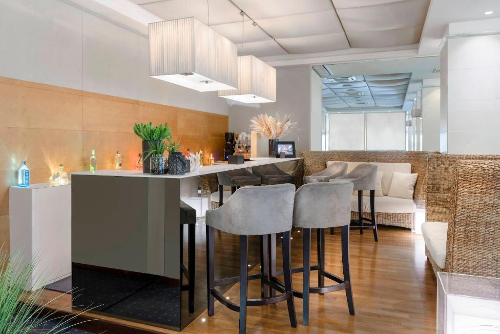 une cuisine avec un bar avec tabourets dans l'établissement Hotel Lungomare, à Riccione 73 autres photos