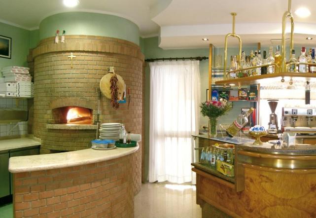 La cuisine est équipée d'un four en briques. dans l'établissement Albergo Ridente, à Lido di Jesolo