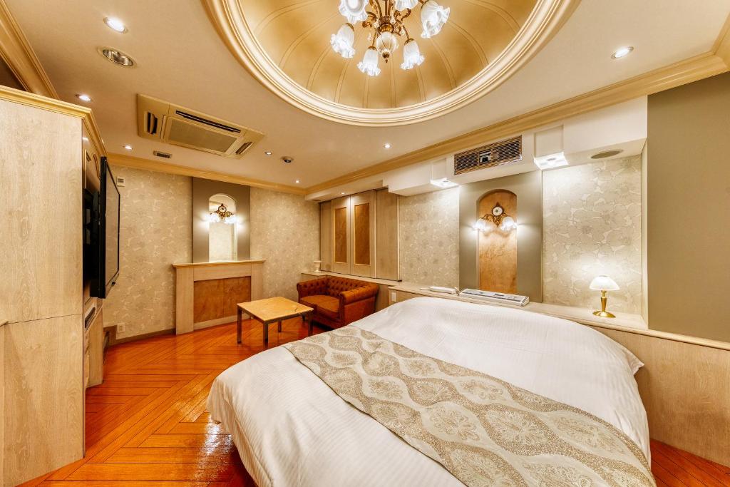 - une chambre avec un grand lit et un plafond dans l'établissement HOTEL LUNA Izumiotsu (Adult Only), à Shōki