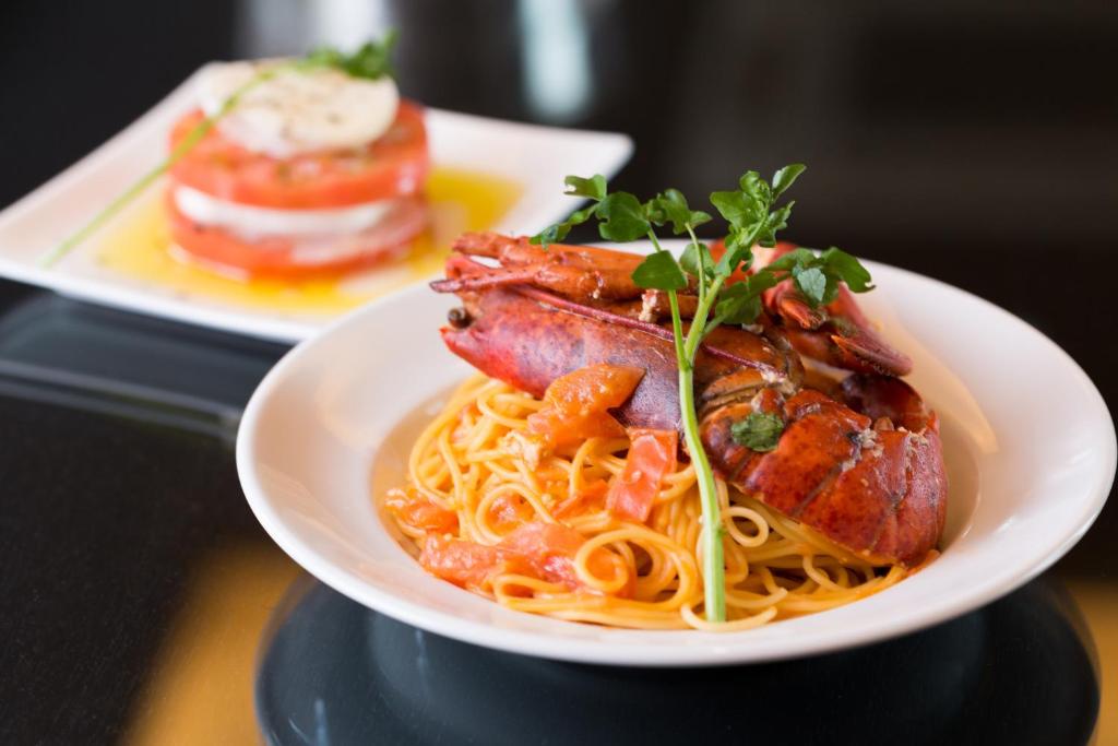 une assiette de nourriture avec de la viande et des pâtes sur une table dans l'établissement HOTEL LUNA Izumiotsu (Adult Only), à Shōki