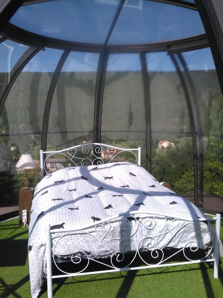 - une chambre avec un lit dans un kiosque dans l'établissement Ferme des baillards, à Bélesta