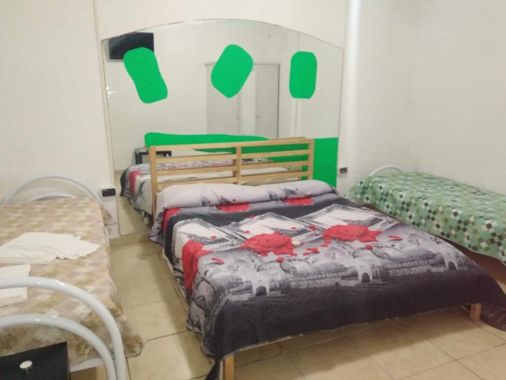 Cette chambre avec 2 lits est décorée dans des tons verts. dans l'établissement Villa belvedere mini appartamento, à Pontecagnano