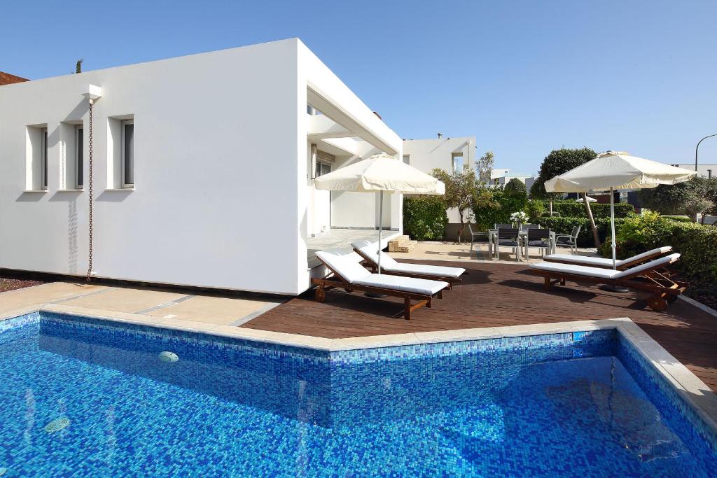 Paradise Cove Luxurious Beach Villas 8