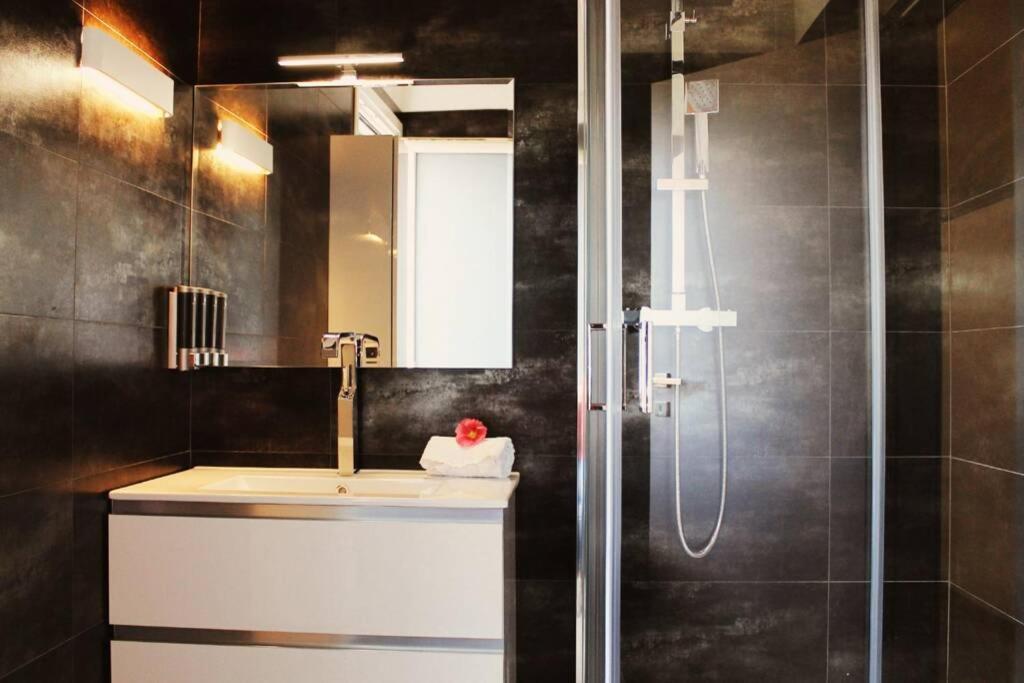 une salle de bain avec un lavabo et une douche dans l'établissement TheVilla holiday, à Silvi Marina