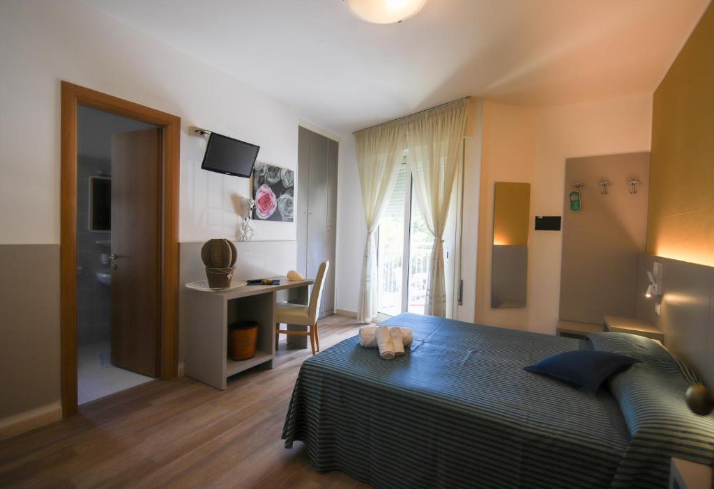 un chien allongé sur un lit dans une chambre dans l'établissement Hotel Stockholm, à Lido di Jesolo