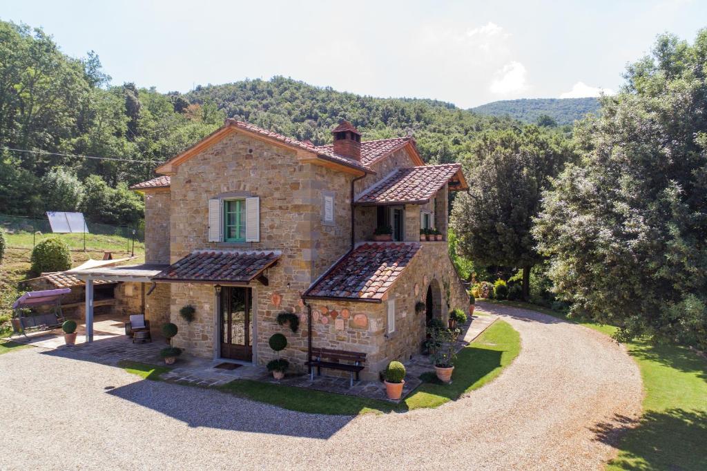 - une vue extérieure sur une grande maison en pierre dans l'établissement Agriturismo Fonte Vinaglia, à Castiglion Fiorentino