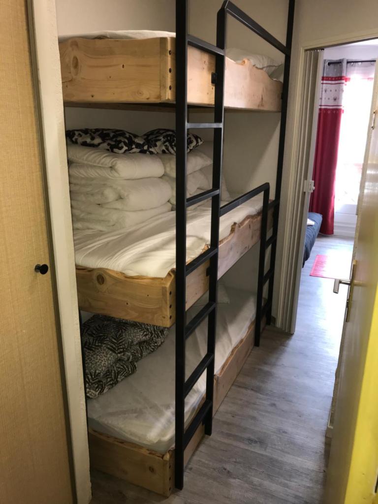 une chambre avec deux lits superposés dans l'établissement Studio chaleureux à la Foux D’Allos, à Allos