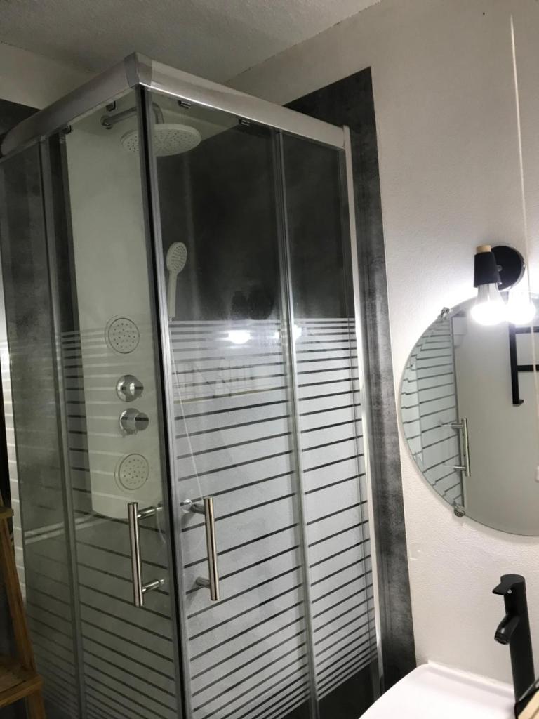 une douche dans une salle de bain avec un lavabo et un miroir dans l'établissement Studio chaleureux à la Foux D’Allos, à Allos 32 autres photos