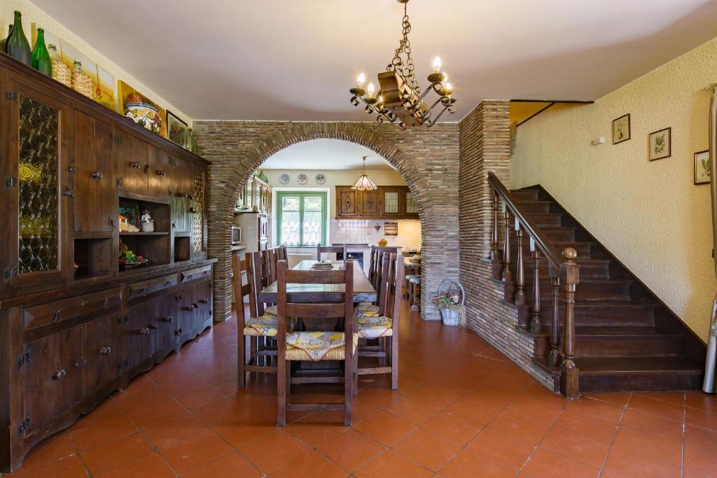 une cuisine et une salle à manger avec une table et un escalier dans l'établissement Agriturismo Fonte Vinaglia, à Castiglion Fiorentino