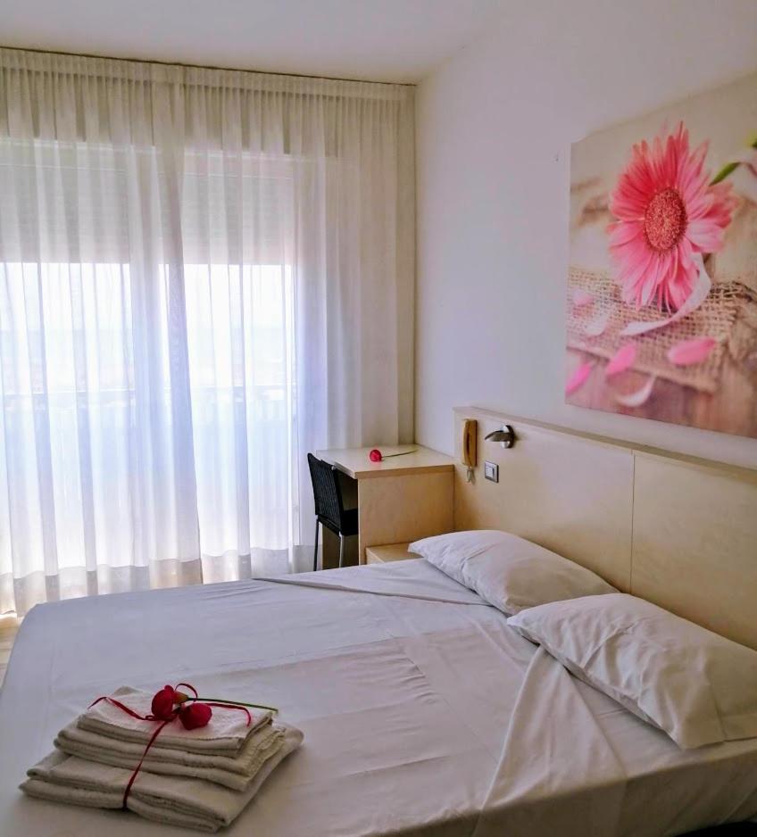 une chambre d'hôtel avec un lit avec des serviettes dessus dans l'établissement Hotel Souvenir, à Caorle