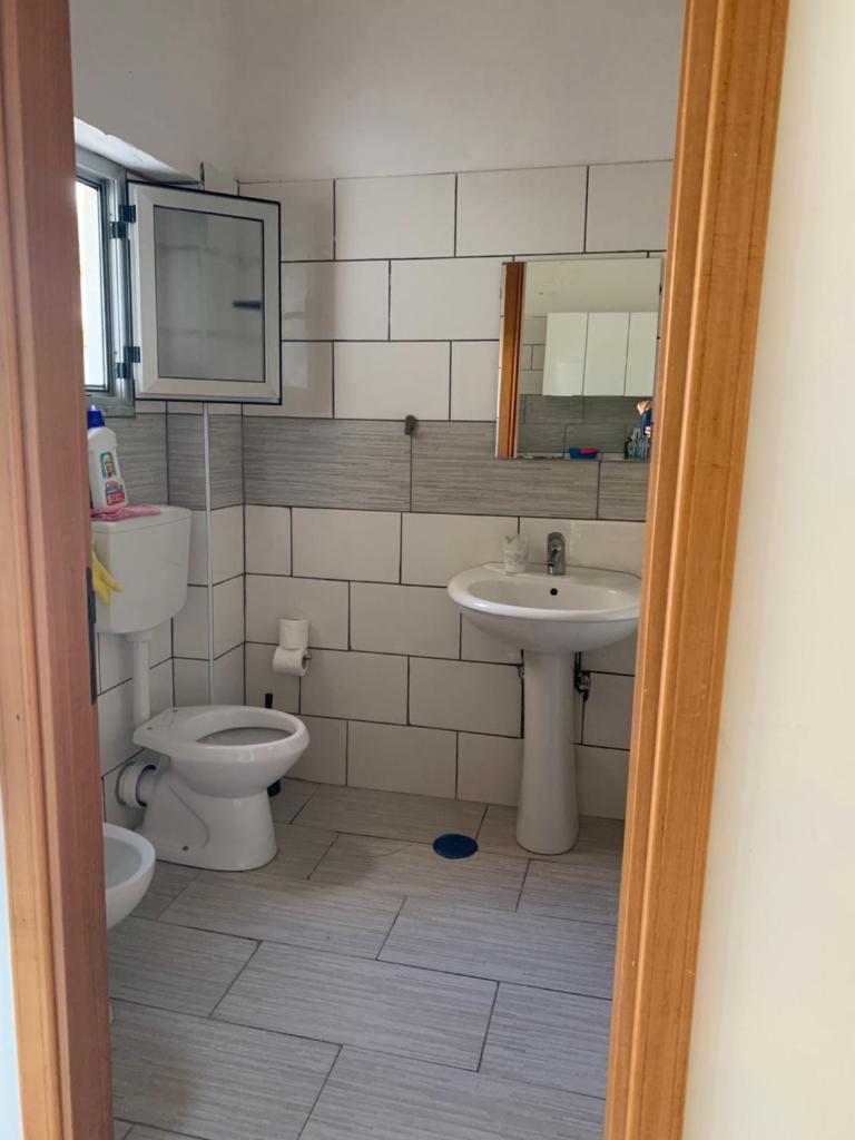 une salle de bain avec toilettes et lavabo dans l'établissement Villa belvedere mini appartamento, à Pontecagnano