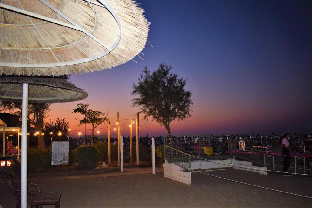 - une vue sur la ville la nuit dans l'établissement Hotel Adria, à Bellaria-Igea Marina